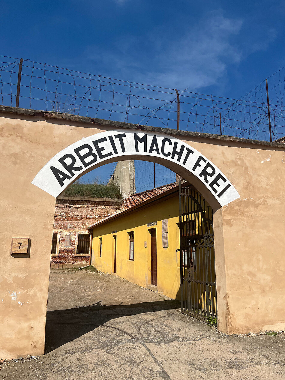 Eingang des Konzentrationslagers Theresienstadt
